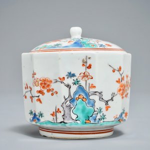 Un pot à sucre couvert en porcelaine Kakiemon de Japon, Edo, 17/18ème — photo 2