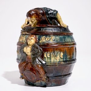 Un pot à tabac à décor d'un homme dans un tonneau en poterie flamande, prob. atelier de Vandevoorde, 20ème — photo 1