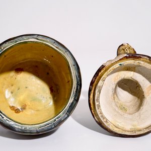 Un pot à tabac à décor d'un homme dans un tonneau en poterie flamande, prob. atelier de Vandevoorde, 20ème — photo 6