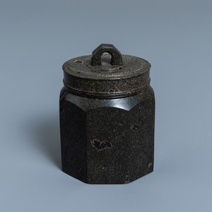 Un pot à tabac couvert en serpentine, Dresden, Allemagne, 17ème — photo 1