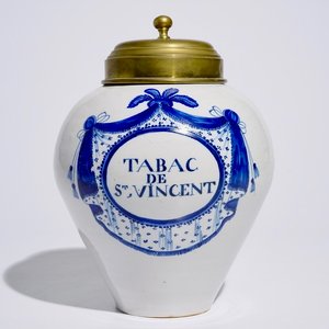 Un pot à tabac en faïence de Bruxelles bleu et blanc avec un couvercle en laiton, 18ème — photo 1