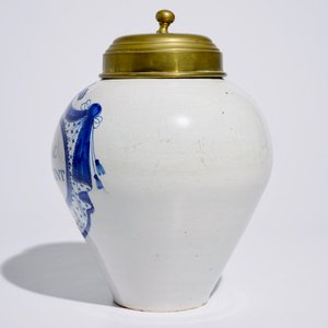 Un pot à tabac en faïence de Bruxelles bleu et blanc avec un couvercle en laiton, 18ème — photo 2