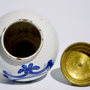 Un pot à tabac en faïence de Bruxelles bleu et blanc avec un couvercle en laiton, 18ème — photo 5