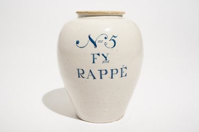 Un pot à tabac en faïence de Delft bleu et blanc, 18ème