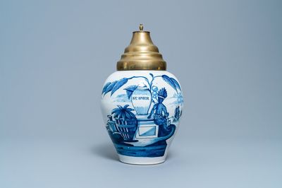 Un pot à tabac en faïence de Delft en bleu et blanc à décor d'un indien, 18ème