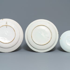 Un pot à tabac, une verseuse et trois plats en faïence de Delft bleu et blanc, 18ème — photo 3
