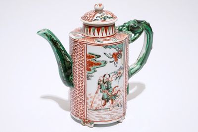 Un pot à vin avec anse en forme de dragon en porcelaine de Chine wucai, époque Transition