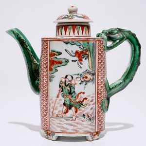 Un pot à vin avec anse en forme de dragon en porcelaine de Chine wucai, époque Transition — photo 2