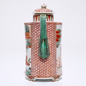 Un pot à vin avec anse en forme de dragon en porcelaine de Chine wucai, époque Transition — photo 3