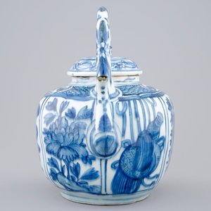Un pot à vin en porcelaine de Chine bleu et blanc de type Kraak, Wanli, 1573-1619 — photo 2