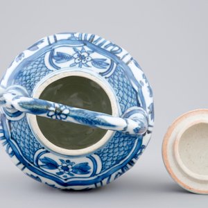Un pot à vin en porcelaine de Chine bleu et blanc de type Kraak, Wanli, 1573-1619 — photo 7