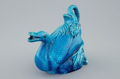 Un pot à vin en porcelaine de Chine turquoise monochrome en forme de canard, 19ème