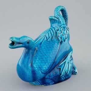 Un pot à vin en porcelaine de Chine turquoise monochrome en forme de canard, 19ème — photo 1