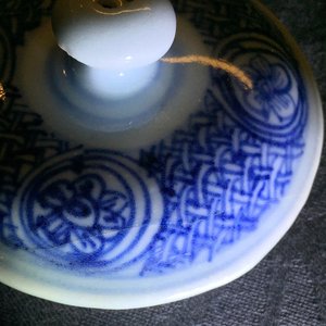 Un pot à vin et couvercle en porcelaine de Chine bleu et blanc de type Kraak, Ming, Wanli — photo 11