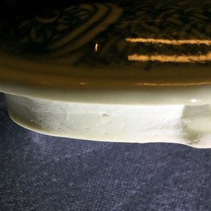 Un pot à vin et couvercle en porcelaine de Chine bleu et blanc de type Kraak, Ming, Wanli — photo 13