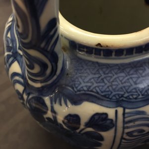 Un pot à vin et couvercle en porcelaine de Chine bleu et blanc de type Kraak, Ming, Wanli — photo 15