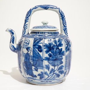 Un pot à vin et couvercle en porcelaine de Chine bleu et blanc de type Kraak, Ming, Wanli — photo 2