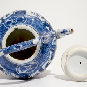 Un pot à vin et couvercle en porcelaine de Chine bleu et blanc de type Kraak, Ming, Wanli — photo 6