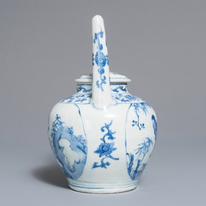 Un pot à vin et son couvercle en porcelaine de Chine bleu et blanc à décor raffiné, époque Transition — photo 4