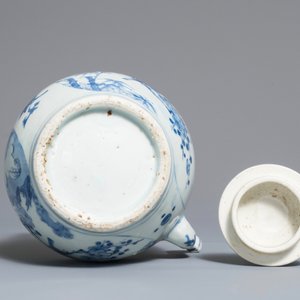 Un pot à vin et son couvercle en porcelaine de Chine bleu et blanc à décor raffiné, époque Transition — photo 6