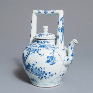 Un pot à vin et son couvercle en porcelaine de Chine bleu et blanc à décor raffiné, époque Transition — photo 7