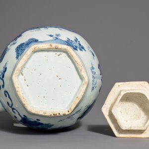 Un pot à vin et son couvercle en porcelaine de Chine bleu et blanc à monture en argent, époque Transition — photo 5