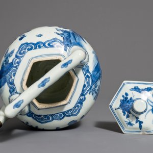 Un pot à vin et son couvercle en porcelaine de Chine bleu et blanc à monture en argent, époque Transition — photo 6