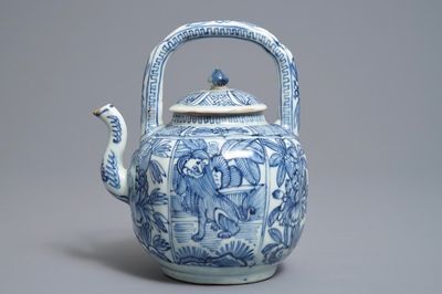 Un pot à vin et son couvercle en porcelaine de Chine bleu et blanc de type kraak, Wanli