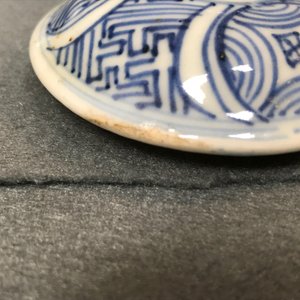Un pot à vin et son couvercle en porcelaine de Chine bleu et blanc de type kraak, Wanli — photo 9