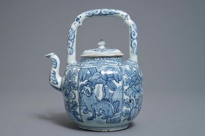 Un pot à vin et son couvercle en porcelaine de Chine bleu et blanc de type kraak, Wanli