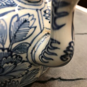 Un pot à vin et son couvercle en porcelaine de Chine bleu et blanc de type kraak, Wanli — photo 19