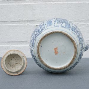 Un pot à vin et son couvercle en porcelaine de Chine bleu et blanc de type kraak, Wanli — photo 13