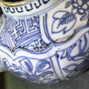Un pot à vin et son couvercle en porcelaine de Chine bleu et blanc de type kraak, Wanli — photo 19