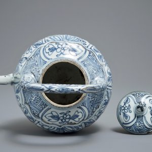 Un pot à vin et son couvercle en porcelaine de Chine bleu et blanc de type kraak, Wanli — photo 5