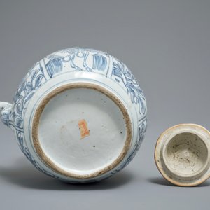 Un pot à vin et son couvercle en porcelaine de Chine bleu et blanc de type kraak, Wanli — photo 6