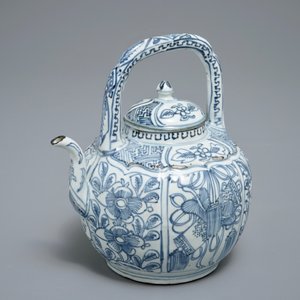 Un pot à vin et son couvercle en porcelaine de Chine bleu et blanc de type kraak, Wanli — photo 7