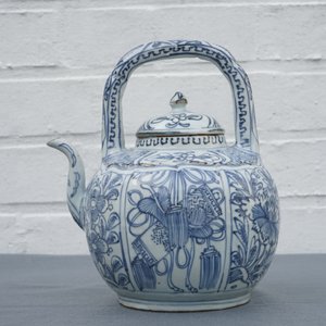 Un pot à vin et son couvercle en porcelaine de Chine bleu et blanc de type kraak, Wanli — photo 8