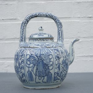 Un pot à vin et son couvercle en porcelaine de Chine bleu et blanc de type kraak, Wanli — photo 10