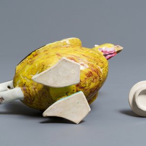 Un pot à vin et son couvercle en porcelaine de Chine famille rose, Qianlong — photo 7