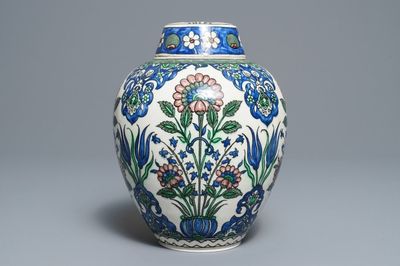Un pot couvert de style Iznik en faïence de Samson, Paris, 19ème