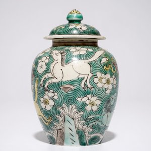 Un pot couvert en biscuit émaillé vert à décor de chevaux, Kangxi — photo 2