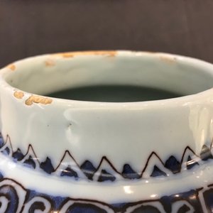 Un pot couvert en faïence de Delft en bleu, blanc et manganèse à décor de chinoiserie, dernier quart du 17ème — photo 13