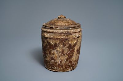 Un pot couvert en grès porcelaineux polychrome à décor incisé, Annam, Vietnam, 15/16ème