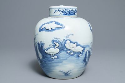 Un pot couvert en porcelaine de Chine bleu et blanc à décor de canards en relief, 19ème