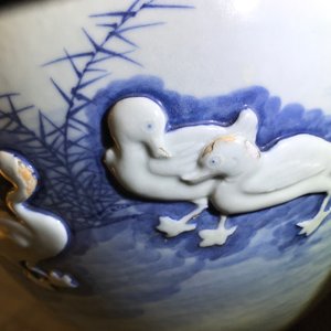 Un pot couvert en porcelaine de Chine bleu et blanc à décor de canards en relief, 19ème — photo 12