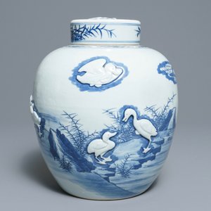 Un pot couvert en porcelaine de Chine bleu et blanc à décor de canards en relief, 19ème — photo 2