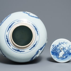 Un pot couvert en porcelaine de Chine bleu et blanc à décor de canards en relief, 19ème — photo 5