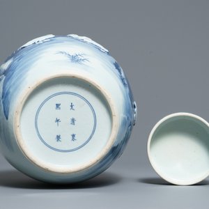 Un pot couvert en porcelaine de Chine bleu et blanc à décor de canards en relief, 19ème — photo 6