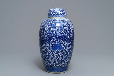 Un pot couvert en porcelaine de Chine bleu et blanc à décor de phénix, 19ème