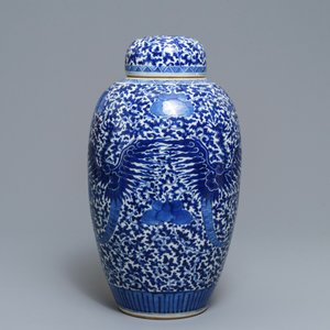 Un pot couvert en porcelaine de Chine bleu et blanc à décor de phénix, 19ème — photo 2